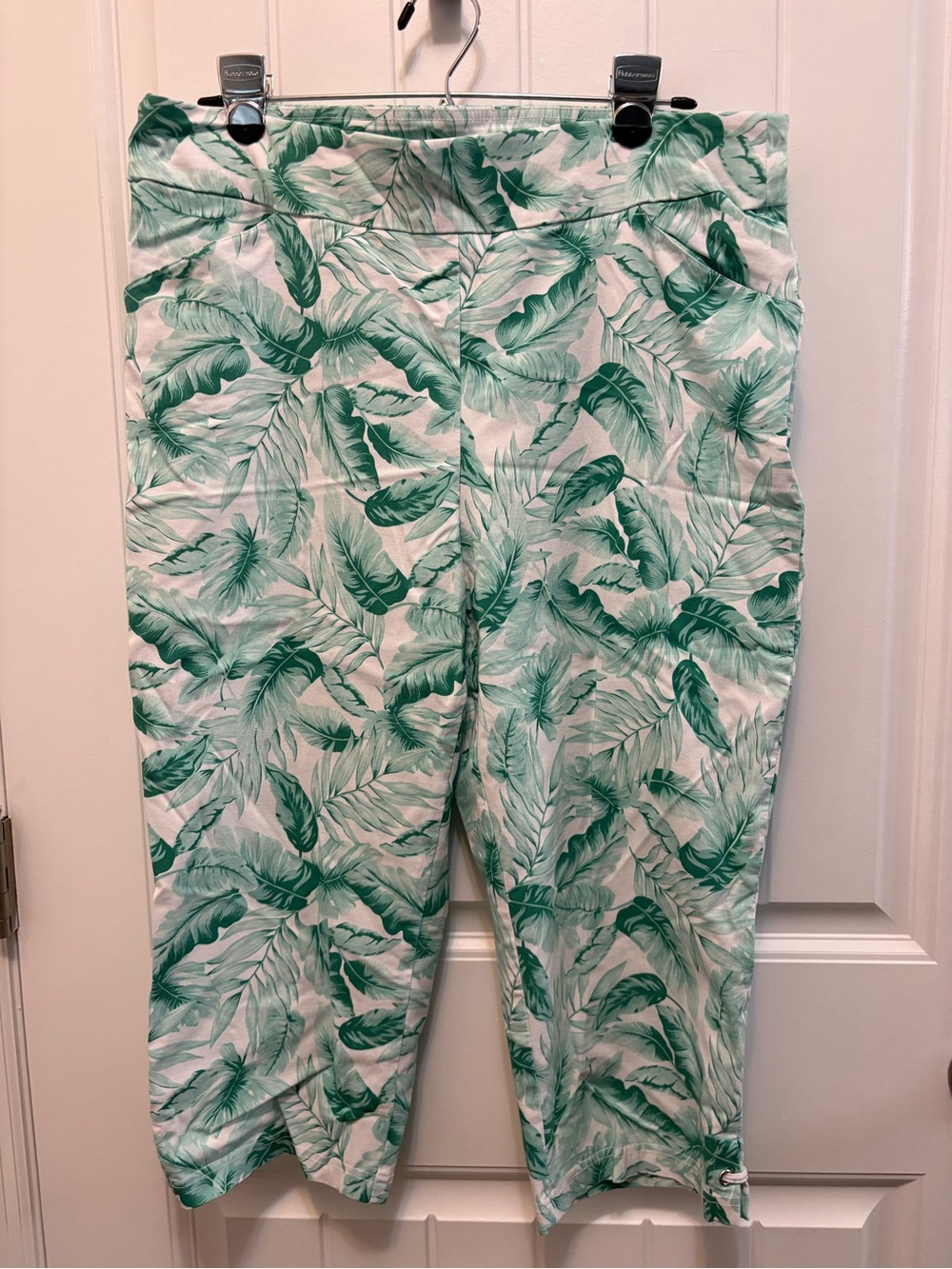 Coral Bay White Capris with Green Tropical Leaf Print. Size 16. Cuff detail.